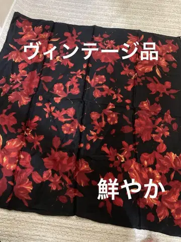 블랙 베이스 빨간색 꽃무늬 스카프. 빈티지 상품. 아름다워요.