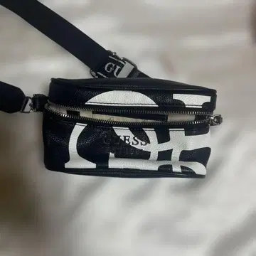 GUESS 숄더백 블랙/화이트