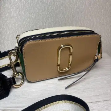 MARC JACOBS 숄더백 베이지/그린/ 가격 인하 협상 가능