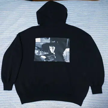 [ Bershka ] 영화 비틀쥬스 위노나 라이더 프린트 후드티