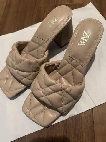 ZARA 베이지 퀼팅 뮬