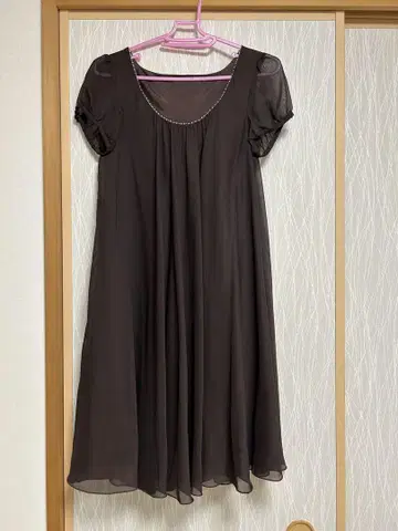 브라운 플레어 드레스 비즈 장식