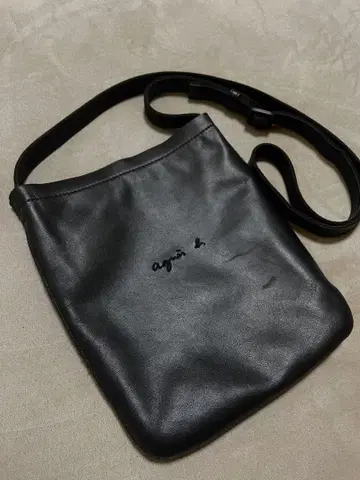 agnes b. 에네스베 숄더 사코슈 PAH02-03