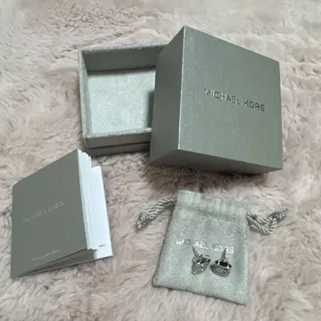 MICHAEL KORS 락형 귀걸이