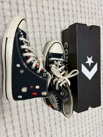 CONVERSE 자수 디자인 블랙 하이컷 스니커즈