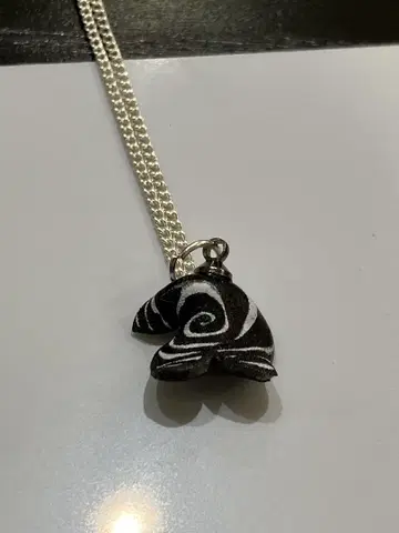 블랙과 화이트 펜던트 목걸이