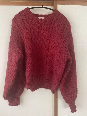 Carraghdonn 빨간색 케이블 짜임 스웨터