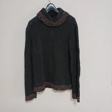 다크 그레이 케이블 니트 터틀넥