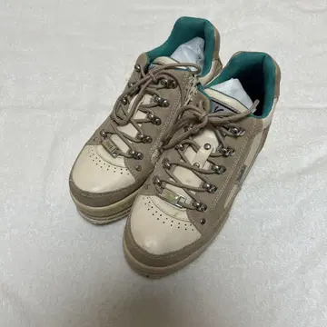 베이지 레이스업 스니커즈