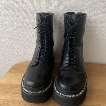 JEANASIS 블랙 가죽 통굽 하이컷 부츠