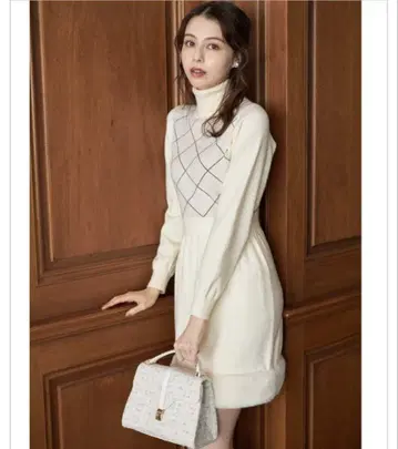 밑단 퍼 장식 터틀넥 자카드 니트 원피스