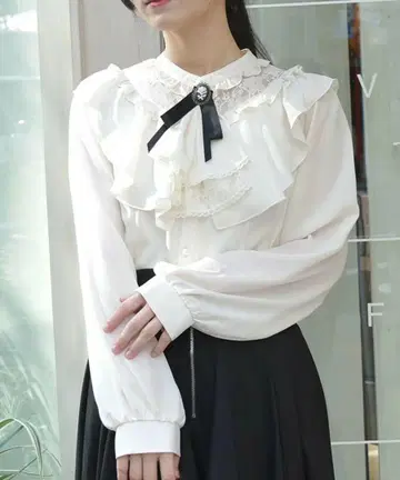 엑시즈팜 자보 브로치 포함 프릴 블라우스 시로