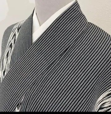 코몬 기모노 블랙과 화이트 스트라이프 모노톤, 나뭇결의 패션 의류.
