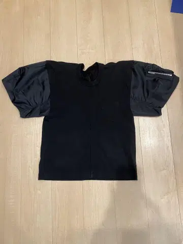 sacai 블랙 퍼프 슬리브 T셔츠