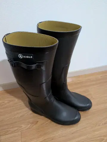 AIGLE 다크 그린 버클 장화