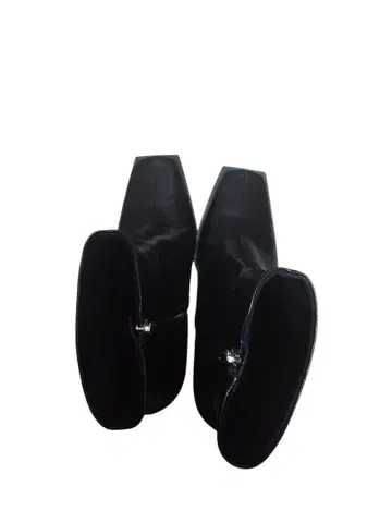 지퍼 달린 블랙 가죽 숏부츠