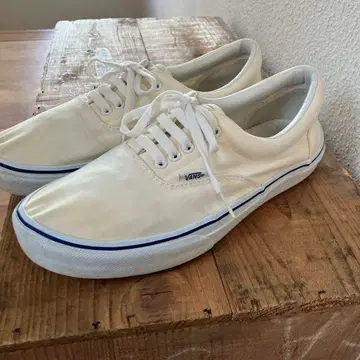 VANS 오센틱 화이트 로우컷 스니커즈 US9