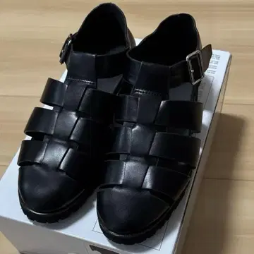 구르카 샌들 뷰티 앤 유스