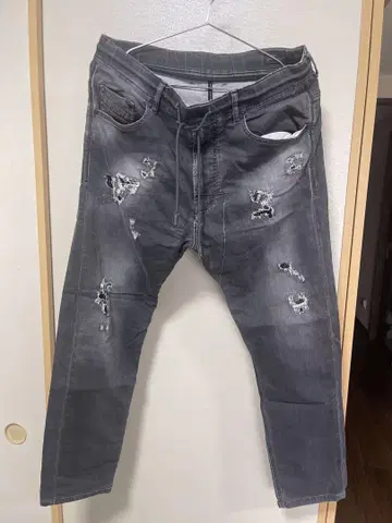 그레이 데미지 가공 스트레이트 데님