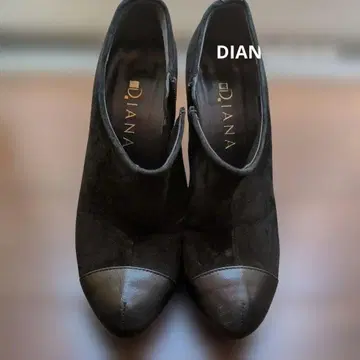 DIANA 블랙 스웨이드 부티