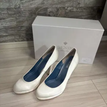 BENIR 화이트 새틴 펌프스