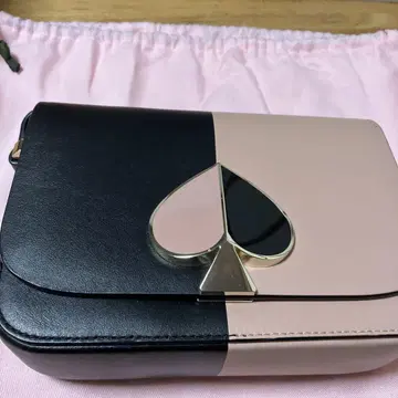 kate spade 숄더백 블랙과 베이지의 콤비네이션