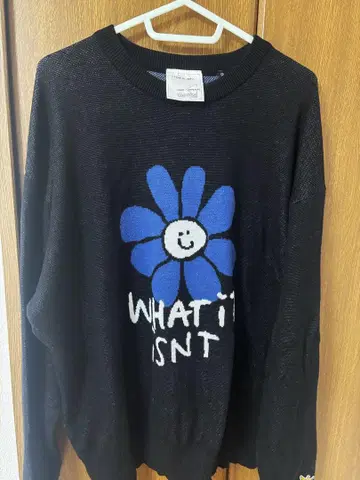 플라워 프린트 스웨터 WHAT IT iSN'T