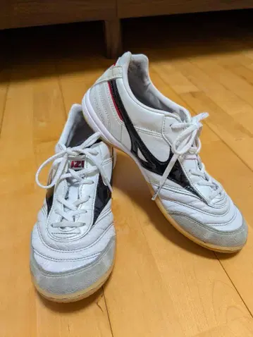 Mizuno 풋살화 화이트/블랙/레드