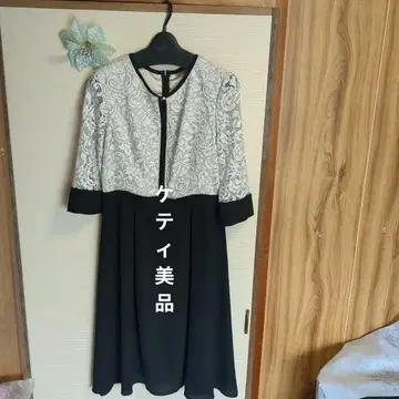 케티의 레이스 달린 블랙 무릎 기장 원피스