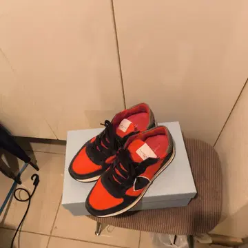 PHILIPPE MODEL 빨간색과 블랙 스니커즈