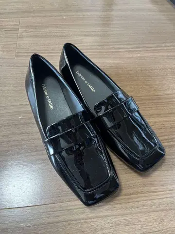 오데트 에 오딜 블랙 에나멜 펌프스