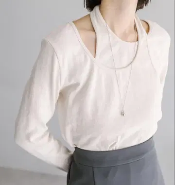 아이보리 컷 아웃 넥 긴팔 상의