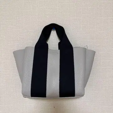 그레이와 블랙 토트백