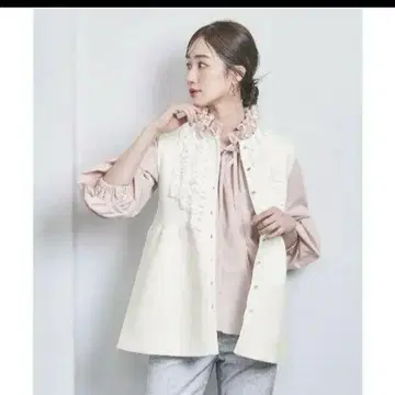 프릴 달린 화이트 슬리브리스 베스트