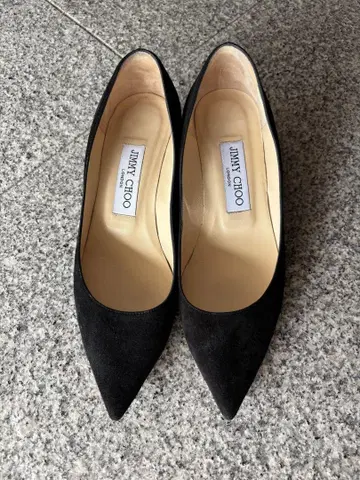 JIMMY CHOO 블랙 스웨이드 펌프스