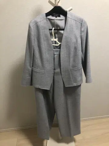 그레이 자켓과 팬츠 셋업