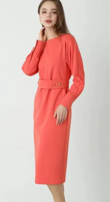 코랄 핑크 긴팔 무릎 기장 원피스 벨트 포함