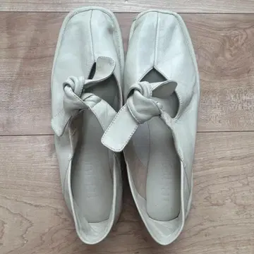 HEREU 화이트 플랫슈즈 37