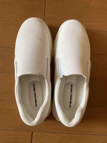 화이트 슬립온 합성 피혁