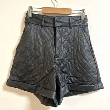 새상품급 이음스 ems 퀼팅 가죽 숏팬츠 블랙
