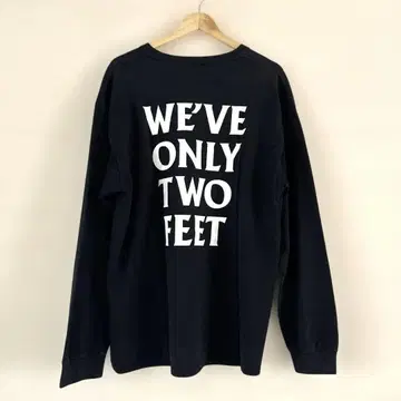 블랙 긴팔 티셔츠 WE'VE ONLY TWO FEET