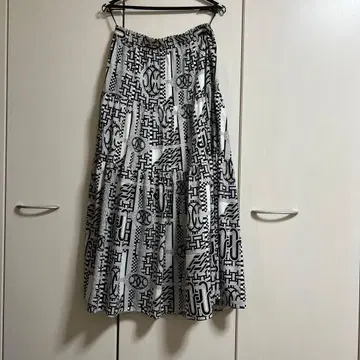 화이트 블랙 기하학 패턴 플레어 스커트