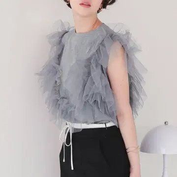 프릴 장식 슬리브리스 상의 그레이