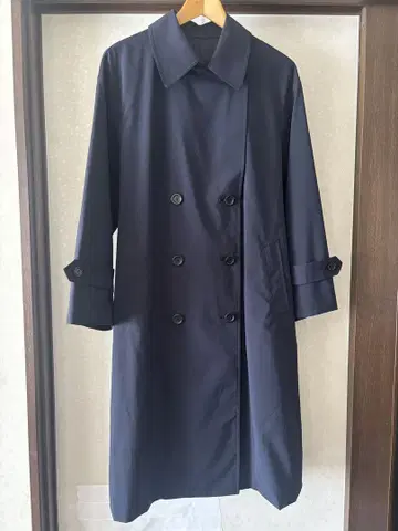 네이비 더블 브레스트 트렌치코트