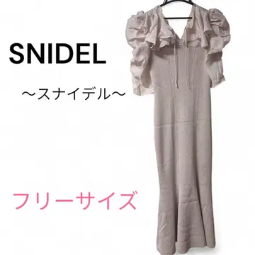 시착만 한 SNIDEL 스나이델 데콜테 프릴 니트 원피스 프리 사이즈