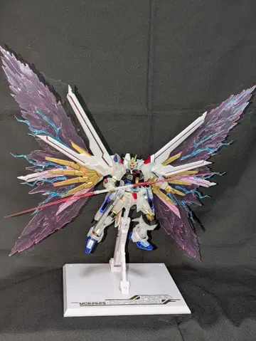 1/144 HG 마이티 스트라이크 프리덤 건담 클리어 컬러 & 빛의 날개
