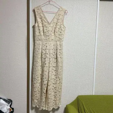 베이지 레이스 V넥 올인원