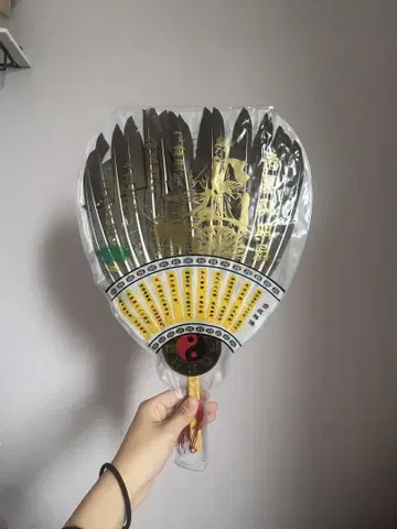골드 컬러 장식의 일본풍 부채