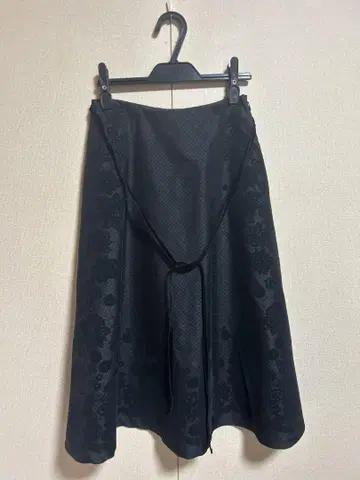 피에스몬테 꽃무늬 큐프라 무릎 기장