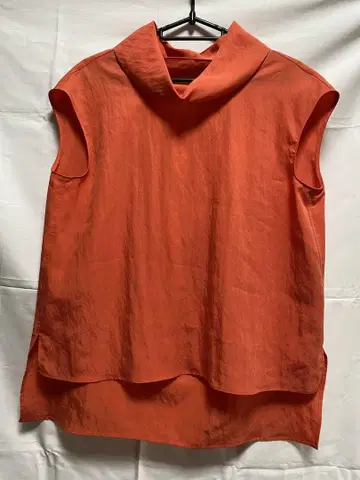 DRESSLAVE 슬리브리스 카라 부착 등 트임
